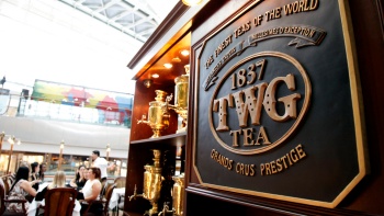 顾客在滨海湾金沙<sup>®</sup>购物商城中的特威茶叶茶点精品餐厅 (TWG Tea Salon) 里享用下午茶