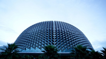 滨海艺术中心极具特色的屋顶之一