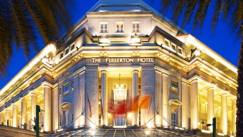 富丽敦酒店的外观和位于入口两侧的棕榈树