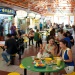 食客在新加坡熟食中心用餐