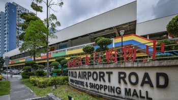 新加坡旧机场路熟食中心和购物中心的外景