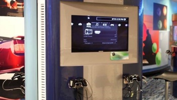 2 号航站楼娱乐区的显示屏和电子游戏机 