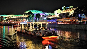 新加坡河餐饮游船