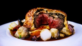 Saveur 餐馆的威灵顿牛肉派 (Beef En Croute) 特写照