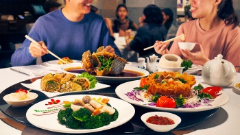 新加坡咏春园餐厅内享受美食的食客
