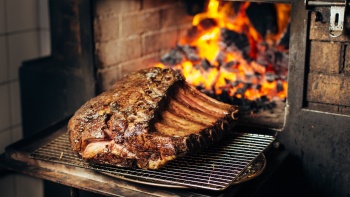 米其林星级餐厅 Burnt Ends 供应的烟熏烤肉