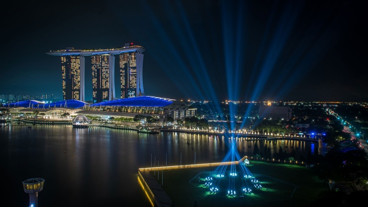 以新加坡滨海湾天际线为背景的灯光秀