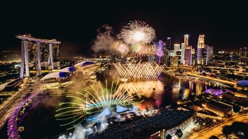 2022 年新加坡滨海湾跨年倒数活动中 60 支光束形成一个圆环