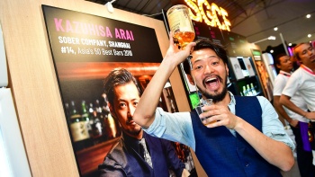 Sober Company 的调酒师 Kazuhis Arai 正在新加坡鸡尾酒节上调制鸡尾酒