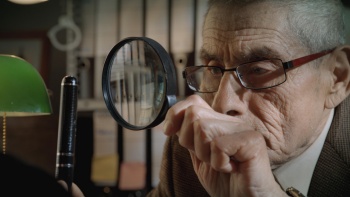 电影《名侦探赛大爷》 (The Mole Agent) 的主角是 83 岁老人塞尔吉奥 (Sergio) ，他受私家侦探社聘请，在一家养老院调查案件。