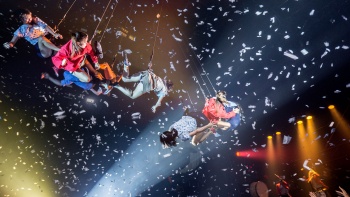 阿根廷特技表演团体 Fuerza Bruta 全景画面，该团体即将登上仲夏夜空的舞台，带来精彩表演。