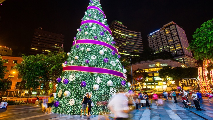 灯光璀璨的圣诞树，背景是邵氏大厦 (Shaw House) 。