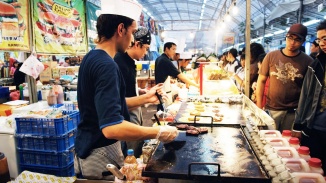 前往芽笼士乃市集 (Geylang Serai Bazaar) ，探索各种节日美食和精美商品。