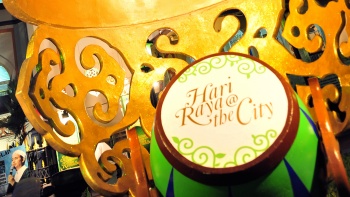 在新加坡，开斋节也称为 “Hari Raya Aidilfitri”。