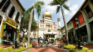 新加坡最大的苏丹回教堂位于马来社群聚集地的中心地带。