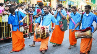 前往近打路 (Kinta Road)，亲身体验优美的民族舞蹈，观看厨艺大赛及其他多种精彩的节庆活动。