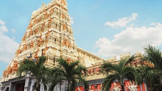 圣帕加维那雅加兴都庙 (Sri Senpaga Vinyagar Temple) 的独特之处在于庙中雕刻的维那雅加王的 32 种不同形象。