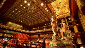 新加坡佛牙寺龙华院博物院供奉着神圣的佛牙舍利，值得一访。
