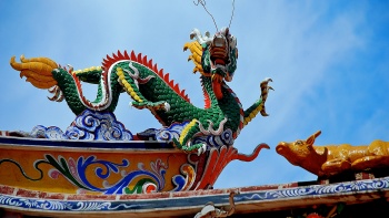 凤山寺屋顶上的雕龙