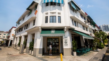 中峇鲁区内的中峇鲁咖啡馆 (Tiong Bahru Bakery) 外观