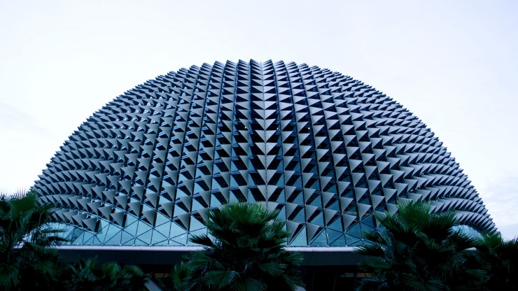 滨海艺术中心榴莲般的独特外观是新加坡城市景观中最具特色的现代建筑之一。