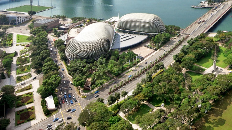 本地人将滨海艺术中心戏称为“榴莲”，因为其两个圆形屋顶酷似带刺的热带水果榴莲。