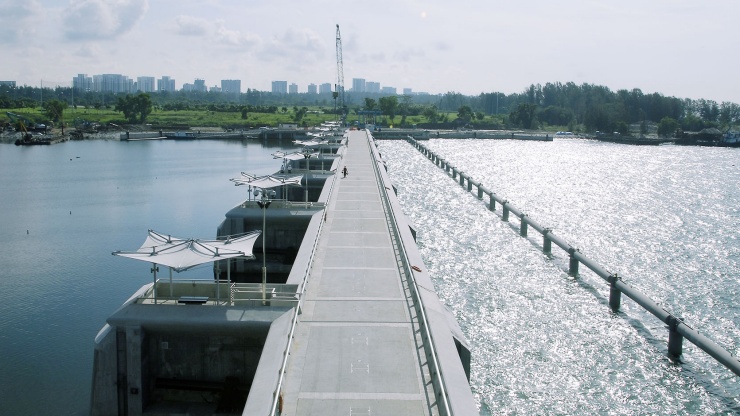 滨海堤坝的滨海湾桥