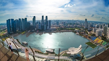 从滨海湾金沙®空中花园®纵览新加坡天际线和海湾舫地区的壮美景色