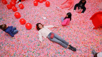 女子躺在冰淇淋博物馆的“彩虹洒水池”中。