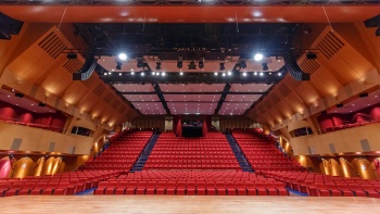新加坡大会堂音乐厅中 834 个座位的镜头