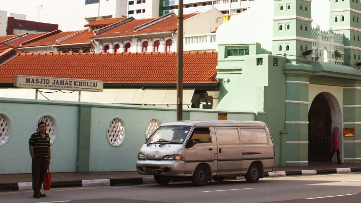 詹美回教堂又名为丘利亚回教堂，是新加坡的著名地标之一。