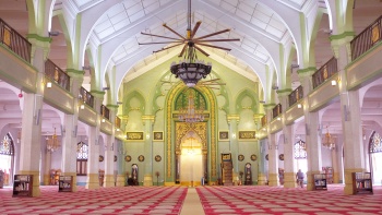 苏丹回教堂建于 1824 年，用于纪念新加坡的第一任苏丹 — 胡先沙苏丹 (Sultan Hussein Shah)。