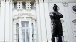 Statue of Sir Stamford Raffles in front of Victoria Theatre and Victoria Concert Hall