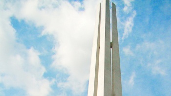 日治时期蒙难人士纪念碑公园内的四支雄伟柱子结构