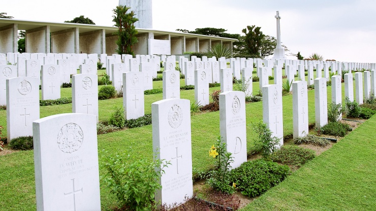 克兰芝阵亡战士纪念碑公园内，4400 多个白色墓碑沿着平缓的山坡上整齐排列，供后人凭吊