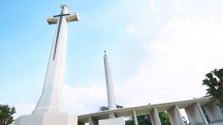 克兰芝阵亡战士纪念碑十字架地标的仰拍图