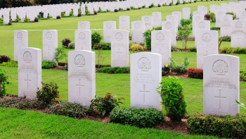 克兰芝阵亡战士纪念碑公园内白色墓碑特写镜头