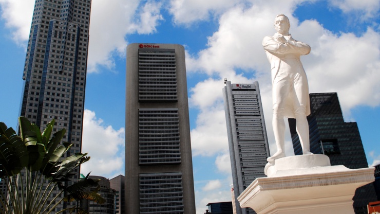 矗立在新加坡都市景观中的史丹福莱佛士白色雕像