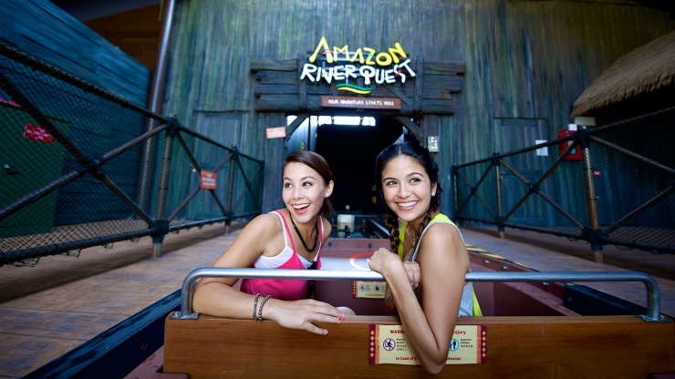 两名女子步入亚马逊河探索区 (Amazon River Quest) 的入口。