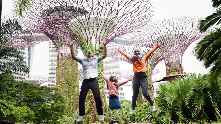 一家人在滨海湾花园擎天树丛前拍摄跳跃镜头