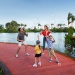 一家人在裕廊湖花园内的湖畔花园散步区木板走道上玩泡泡