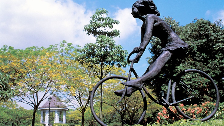 新加坡植物园内雕像的广角镜头（背景为标志性凉亭）