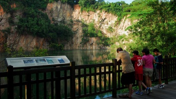 一家人正在欣赏武吉知马天然保护区的海希德矿湖 (Hindhede Quarry)