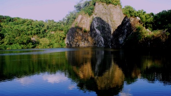 武吉知马天然保护区海希德矿湖 (Hindhede Quarry) 的广角镜头