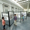 孩子们在新加坡国家博物馆中欣赏展品