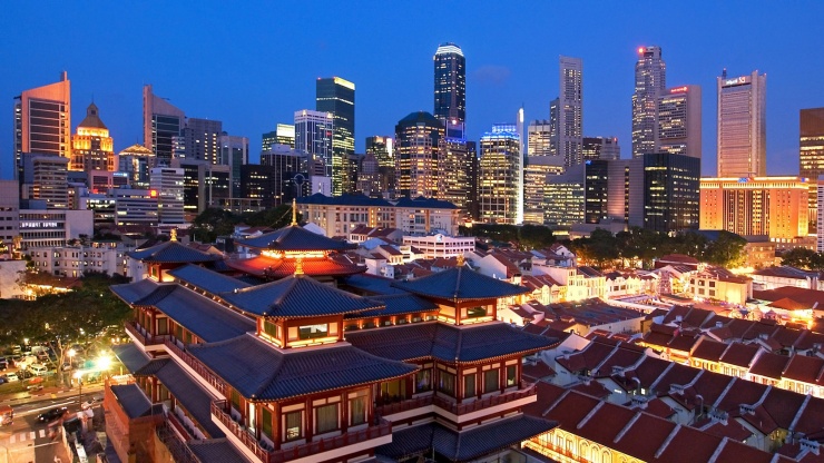 夜色中俯瞰牛车水，中央商业区 (CBD) 天际线映衬下的新加坡佛牙寺龙华院 