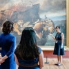美术馆讲解员向游客介绍艺术品