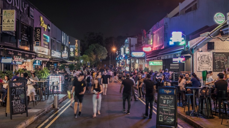 荷兰村罗弄曼蒙 (Lorong Mambong) 酒吧一带傍晚的人潮 