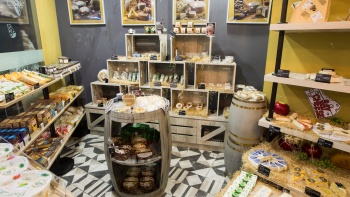 莱佛士荷兰村商场 Taste 的有机农产品展示 