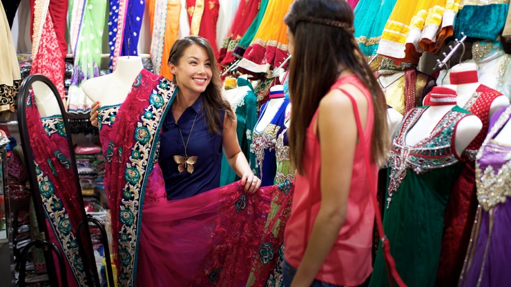 两位女士正在位于小印度的店铺中挑选五颜六色的纱丽。